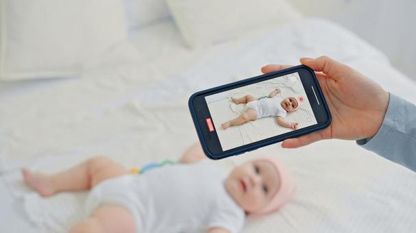 スマホで赤ちゃんを撮影する手元 スマホで赤ちゃんを撮影する手元 スマートフォン,撮影,画面の写真素材