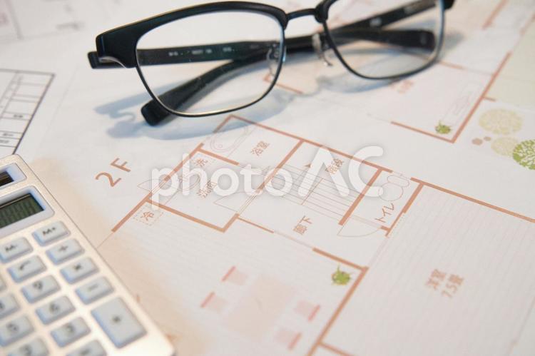 新築注文住宅の間取図を作成中の仕事風景 設計図,間取り図,計画の写真素材