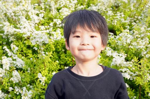 公園で遊ぶ笑顔の小学生の子供 公園で遊ぶ笑顔の小学生の子供 子供,子ども,笑顔の写真素材