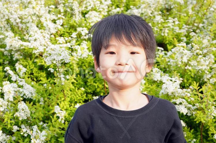 公園で遊ぶ笑顔の小学生の子供 子供,子ども,笑顔の写真素材