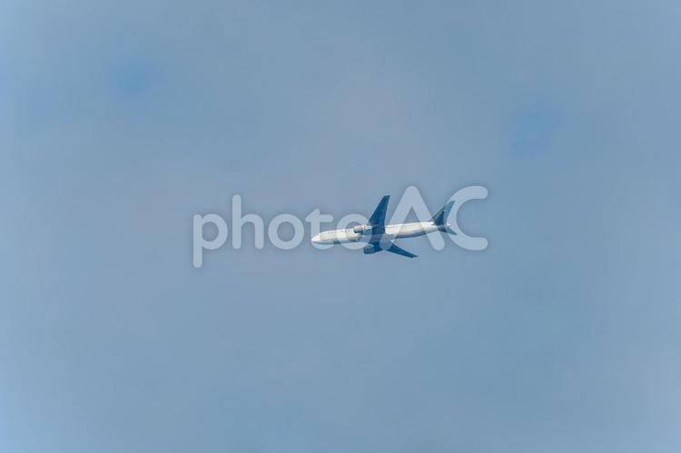 青空を飛ぶ旅客機の力強い飛行 飛行機,青空,旅客機の写真素材