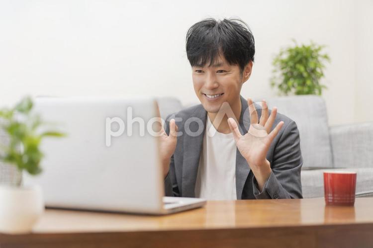 ズームで挨拶する男性 ビジネス,男性,ビジネスマンの写真素材