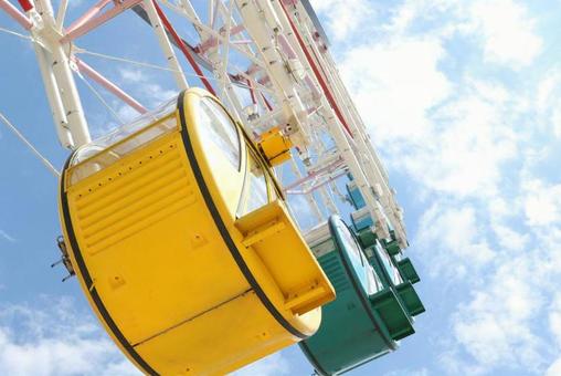Look up at the Ferris wheel, JPG Look up at the Ferris wheel, sunlight, sunny, clear weather, JPG