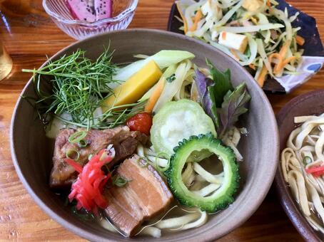 沖縄そばソーキ三枚肉ゴーヤーなど夏野菜 沖縄,蕎麦,沖縄そばの写真素材