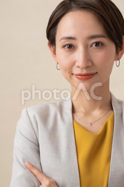 ジャケットを着たショートヘアーの女性 女性,営業,スーツの写真素材