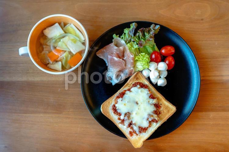 チーズトーストと野菜スープの朝食プレート 朝食,プレート,トーストの写真素材