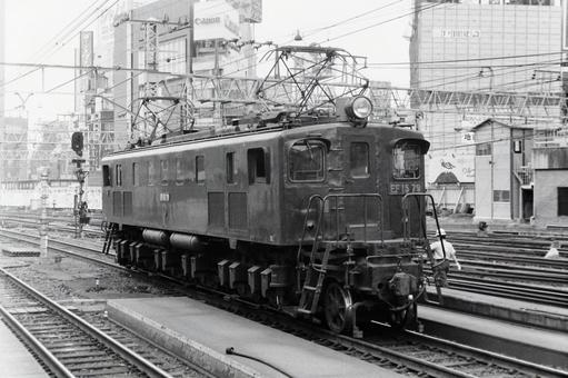 新宿駅構内に停車中のEF15 79号機 新宿駅構内に停車中のEF15 79号機の写真