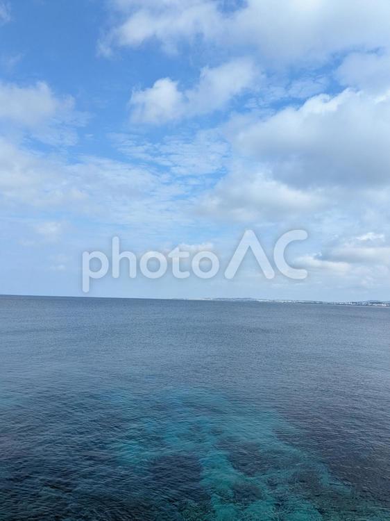 エメラルドグリーンの海（縦） 海,沖縄,珊瑚礁の写真素材