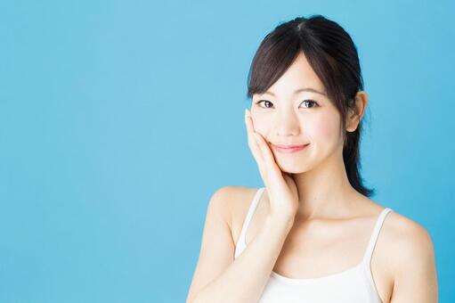 ビューティー　女性　ブルーバック 女性,スキンケア,ビューティーの写真素材