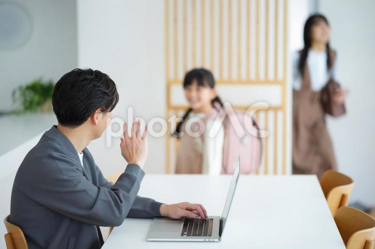 女の子と女性に手を振る男性 女の子,女性,男性の写真素材