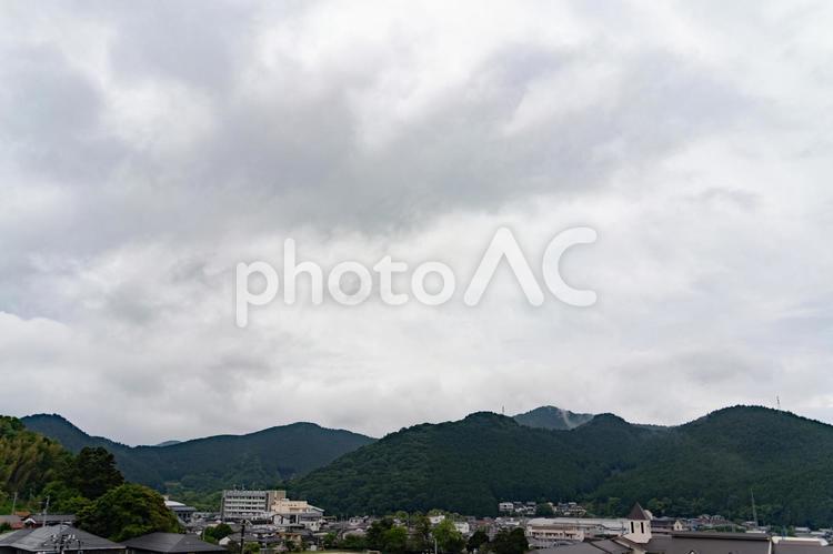 曇り空と山々に囲まれた日本の地方都市 山,風景,地方都市の写真素材