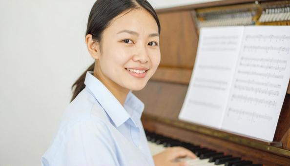 音楽指導者を目指すピアノを弾く女の子の写真