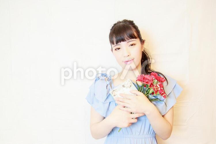 母の日を祝う水色ワンピースの女性 女性,母の日,美人の写真素材