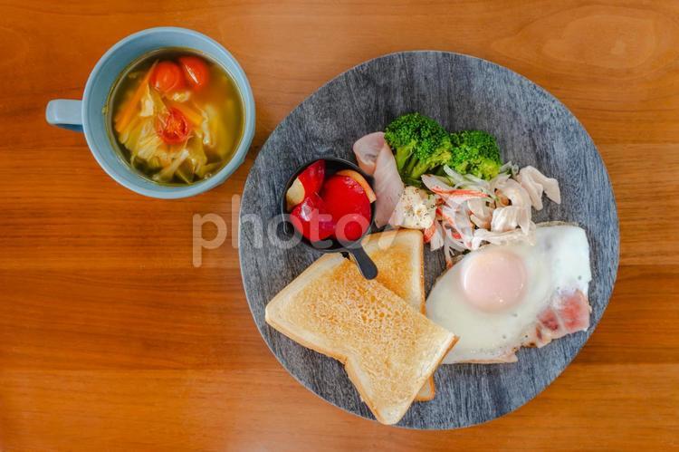 トーストと卵の朝食 朝食,洋食,洋風の写真素材