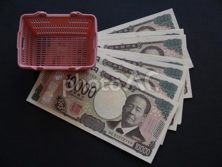 買い物かごと新一万円札 家計,物価高,経済の写真素材