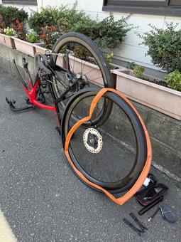 サイクリング途中のパンク修理 パンク,修理,自転車の写真素材