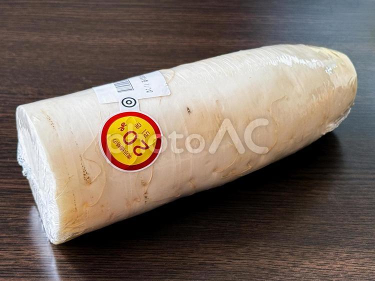 パックされた大根1/2サイズ値引きシール 大根,野菜,根菜の写真素材