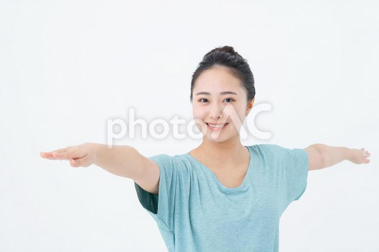 ヨガのポーズをする若い女性 ヨガ,女性,ダイエットの写真素材