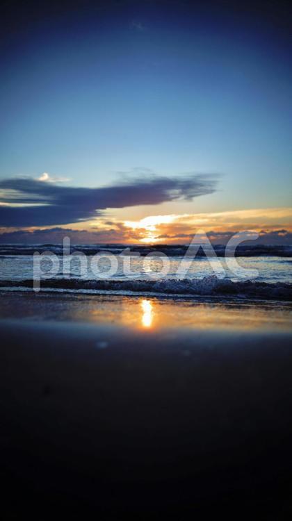海と夕焼け オレンジ,落ち着いた,夕日の写真素材