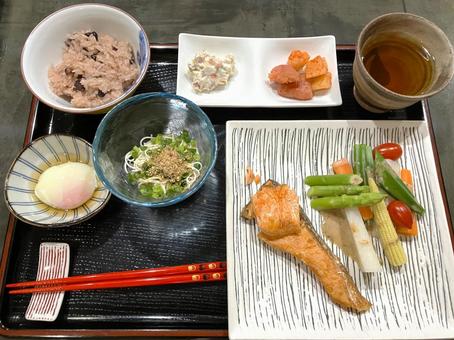 焼き魚ごはんと赤飯 赤飯,おうちごはん,焼魚の写真素材