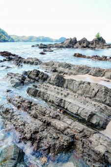 島根・松江美保関の惣津海岸の地層 島根・松江美保関の惣津海岸の地層の写真