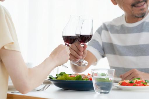 ダイニングで食事をするミドルの夫婦 ダイニングで食事をするミドルの夫婦の写真