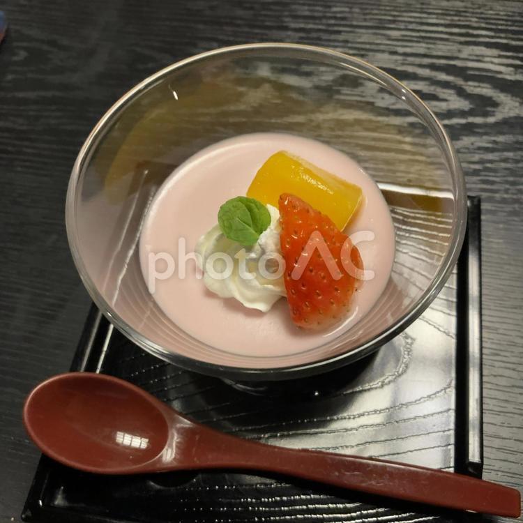 苺ムース〜ミントとクリーム 苺ムース,ムース,いちごムースの写真素材