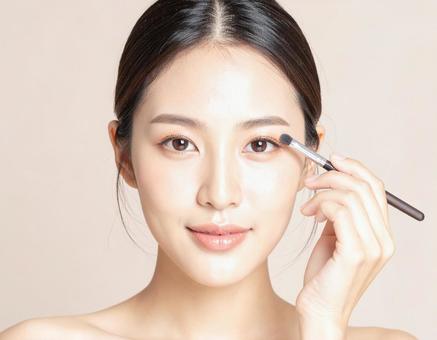 メイクする女性 メイクする女性の写真