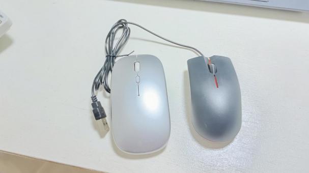 有線タイプの光学式マウスと無線式マウス マウス,光学式マウス,有線の写真素材