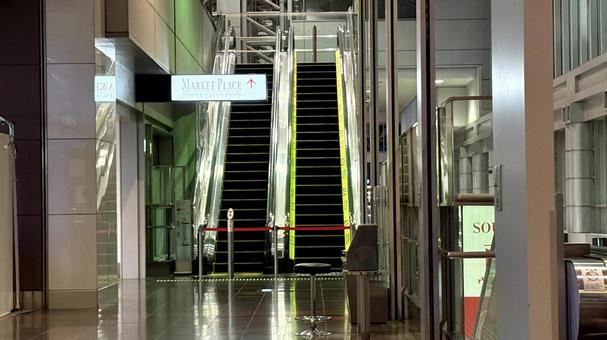 羽田空港　エスカレーター停止　規制線 羽田空港,第一ターミナル,第１ターミナルの写真素材