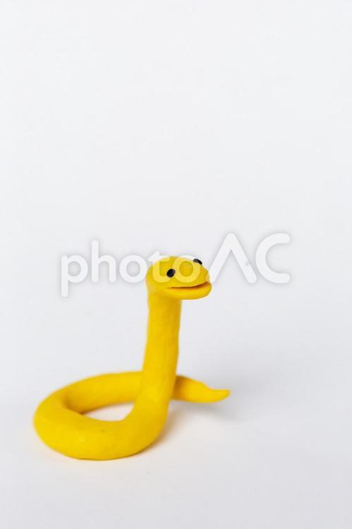 首を伸ばして待つ黄色の蛇 蛇,クレイアート,動物の写真素材