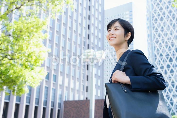 オフィス街で働く若いビジネスウーマン ビジネス,女性,ビジネスウーマンの写真素材