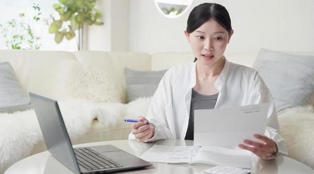 買い物の明細を確認するアジア人女性 明細,確認,女性の写真素材