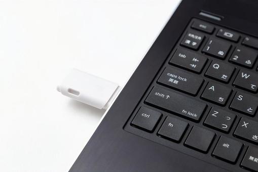 USBメモリが差し込まれたノートパソコン USBメモリが差し込まれたノートパソコン ノートパソコン,パソコン,usbの写真素材