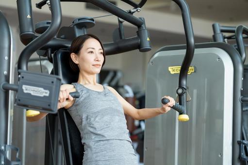 ジムでトレーニングするミドルの女性 ジム,フィットネス,トレーニングの写真素材