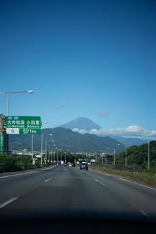 富士山と青空のドライブの写真