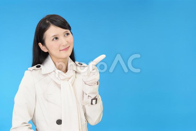 指示する笑顔の女性 日本人,女性,人物の写真素材
