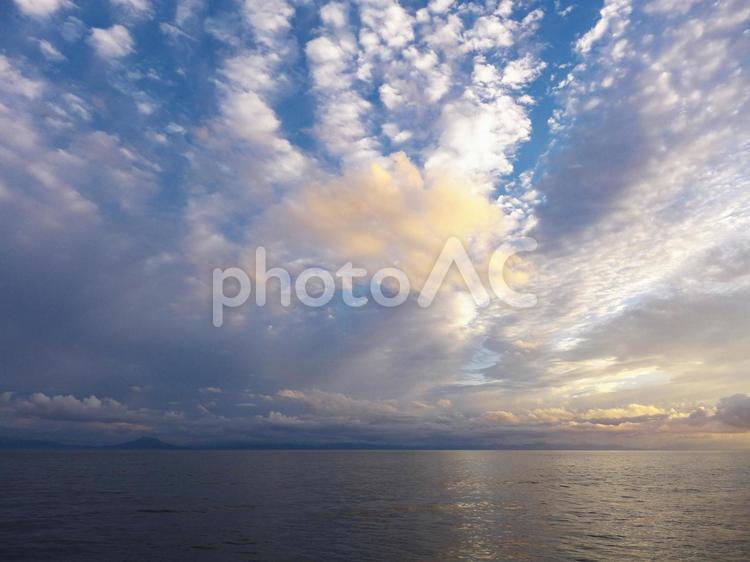 秋の空と夕日の海 海,空,自然の写真素材