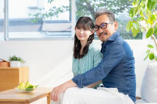 リビングでくつろぐミドルの夫婦　 夫婦,家族,ミドルの写真素材