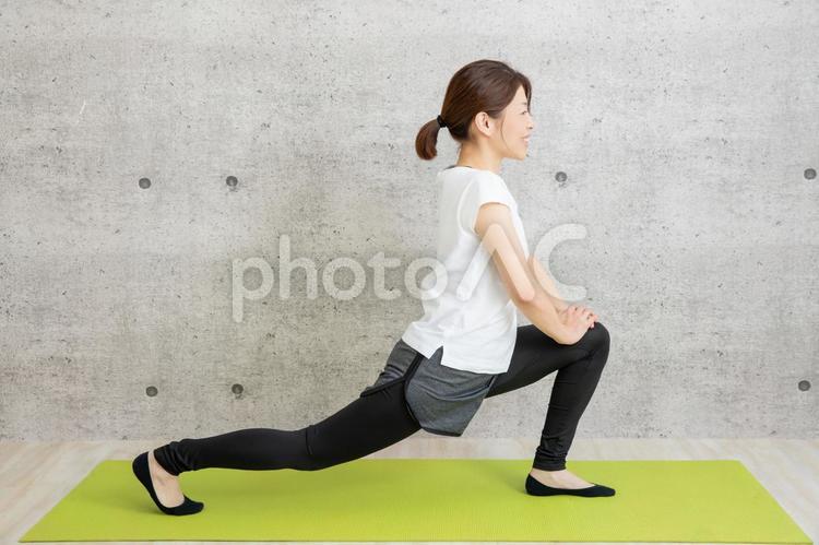 ヨガをやる女性 膝,ヨガ,あしの写真素材