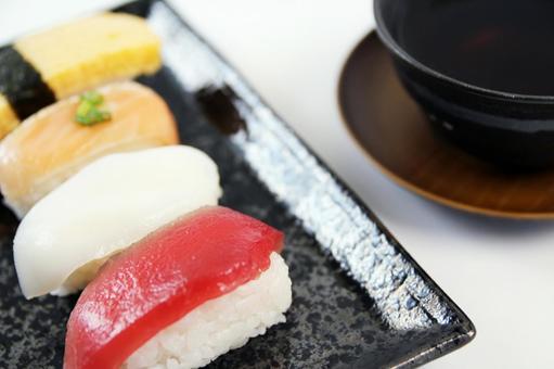 にぎり寿司とお茶のセット にぎり寿司とお茶のセット 寿司,にぎり,マグロの写真素材