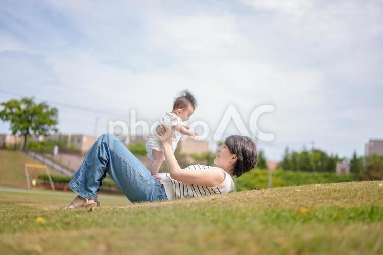 暖かい日の公園(その２３) 赤ちゃん,春,子供の写真素材