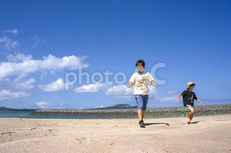 ＜素材＞夏の海水浴場で遊ぶ子供たちと青空 家族,兄弟,子供の写真素材