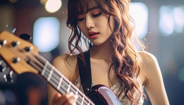 ベースを演奏する女性の写真