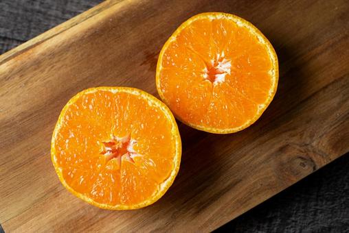 半分にカットしたミカン みかん,果物,カッティングボードの写真素材