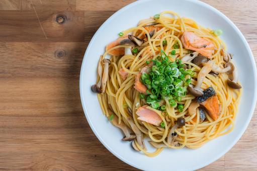 鮭ときのこのパスタ 鮭ときのこのパスタの写真