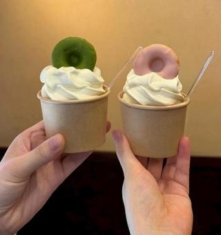 ソフトクリームとドーナツ ソフトクリーム,ドーナツ,デザートの写真素材