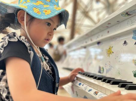 ストリートピアノをする女の子 ストリートピアノをする女の子 子供,ピアノ,楽器の写真素材