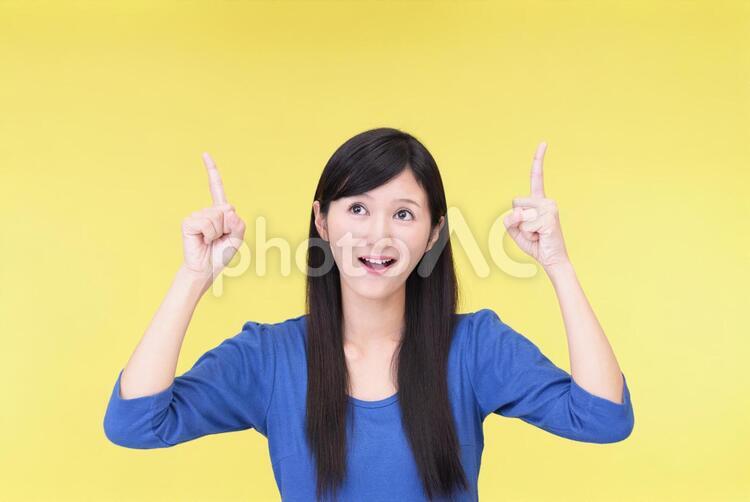 指示する笑顔の女性 女性,女,笑顔の写真素材