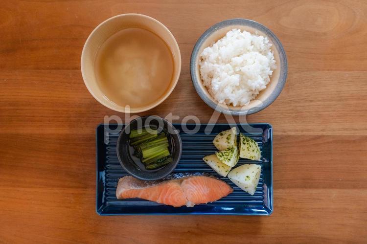 鮭とじゃがいものシンプル和朝食 和食,朝食,鮭の写真素材
